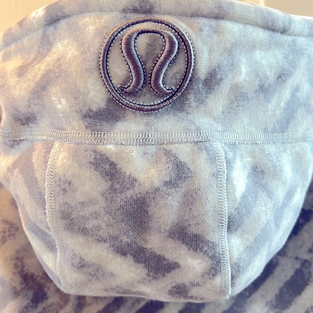 Lululemon Scuba Hoodie - Gray Zigzag - Size 10 - Picture 7 of 8